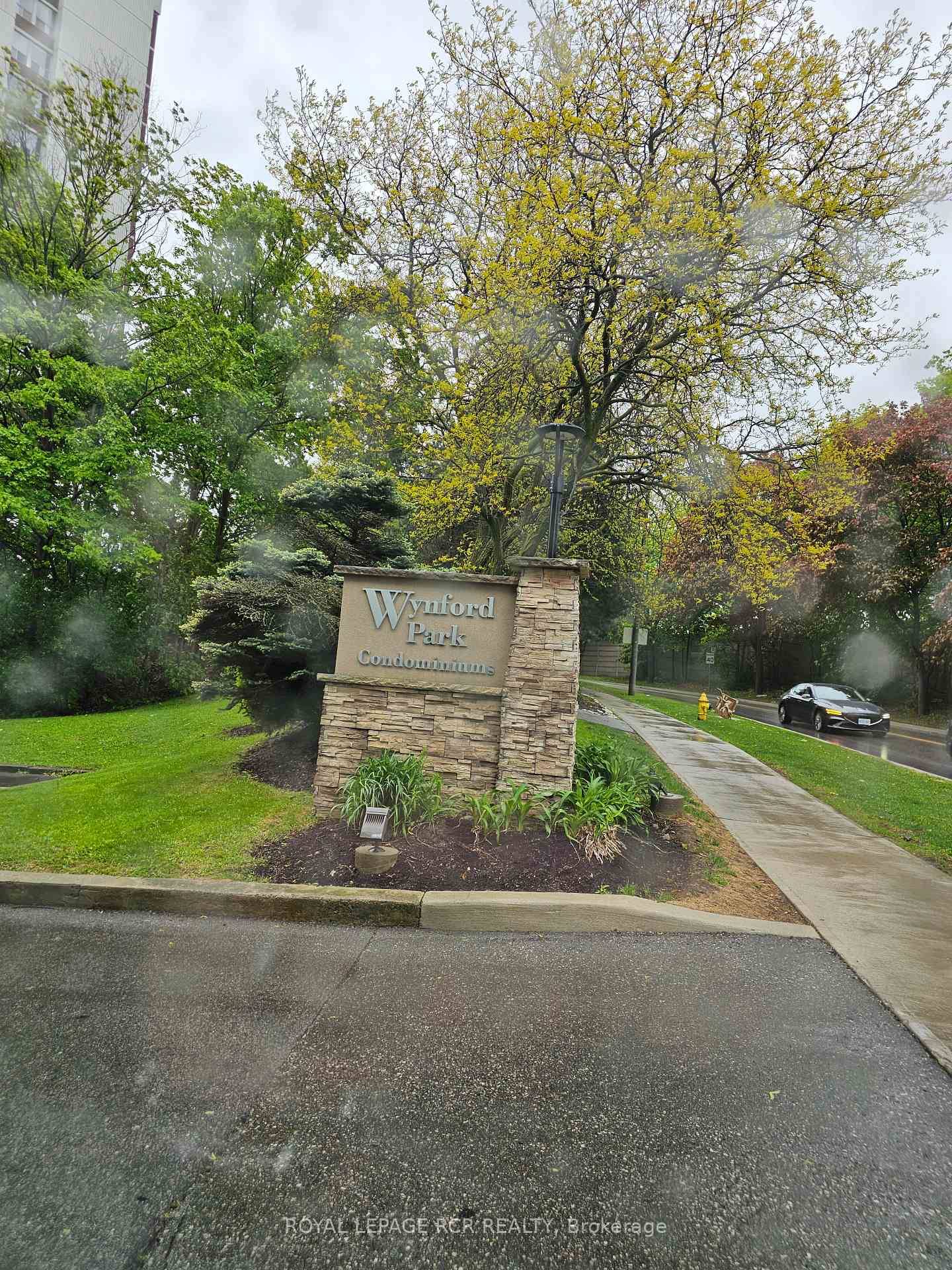 Welcome to Wynford Park Condominiums, an oversized condo with a view of the Don River offers a unique blend of urban living and natural beauty.