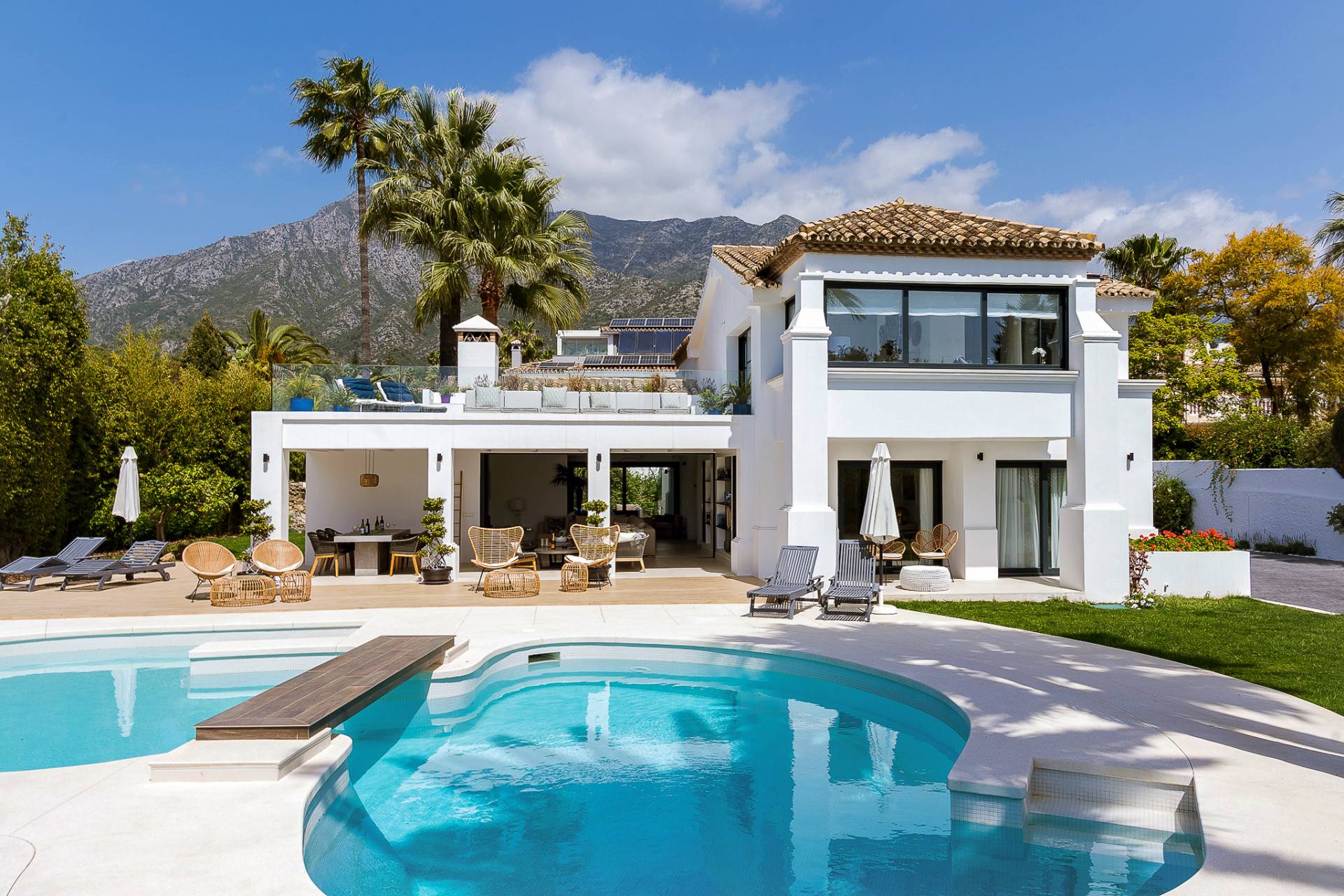 Created by the famous designer, this super stylish villa for sale in Rocio de Nagueles, Golden Mile, has been recently fully renovated to the highest standards and offers spectacular architecture ...