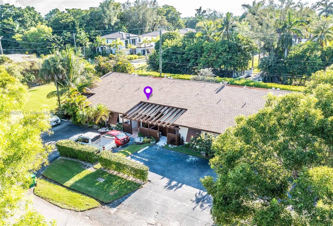 Discover this highly desirable Davie neighborhood, conveniently located near top rated schools, shopping, dining, and major highways.