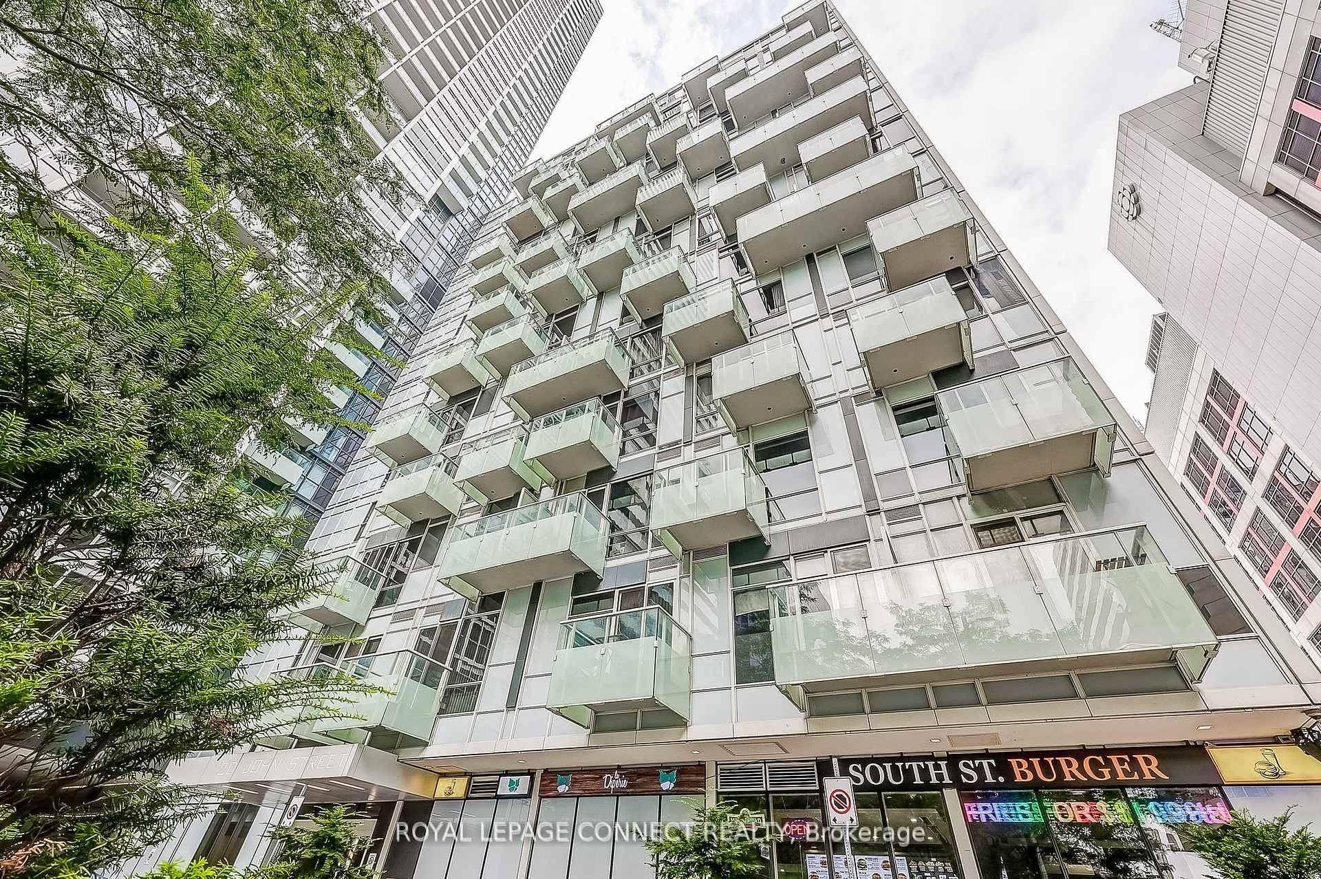 Welcome to this stunning condo apartment situated in the vibrant heart of Toronto's Harbourfront.