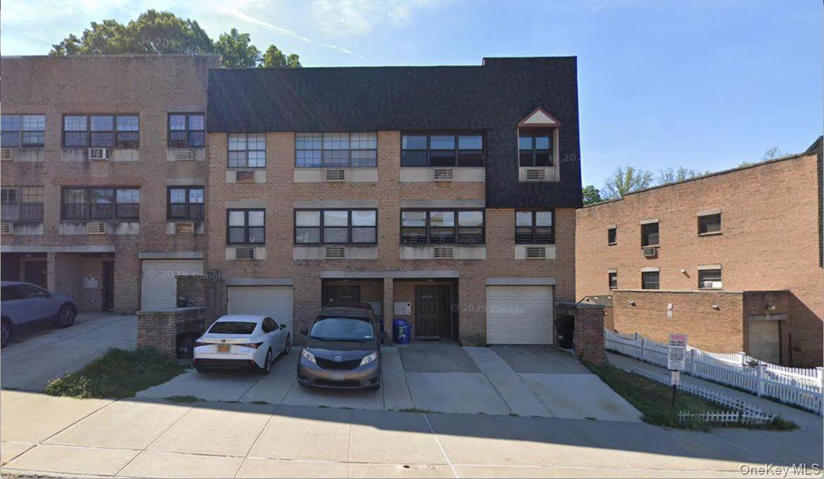 Pristine, Sun Drenched Corner 3beds Condo in Highly Sought After High Point Condominium of Douglaston.