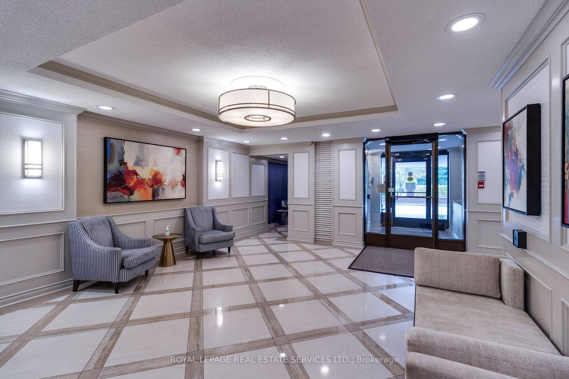Spacious, 3 bedroom, NE corner suite, in prime Richmond Hill location.