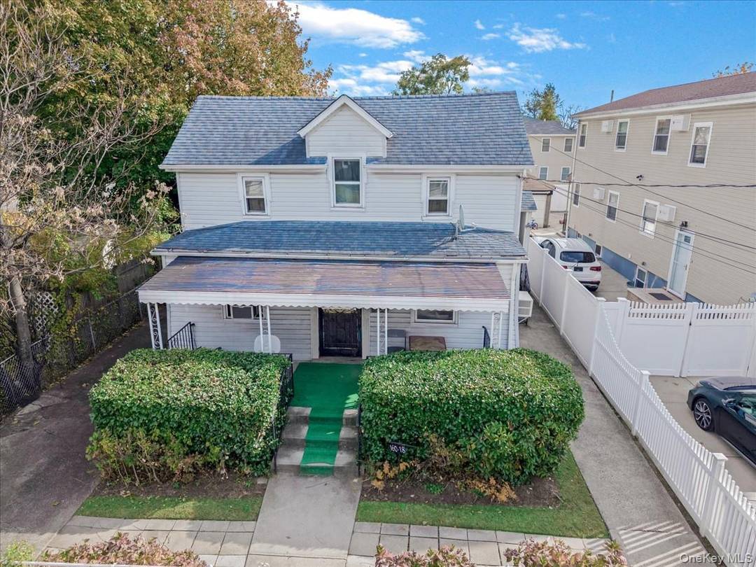 Opportunity knocks ! This 2 family home sits on a generous 40x100 lot just one block from scenic Baisley Pond Park, offering the perfect blend of city living and outdoor ...