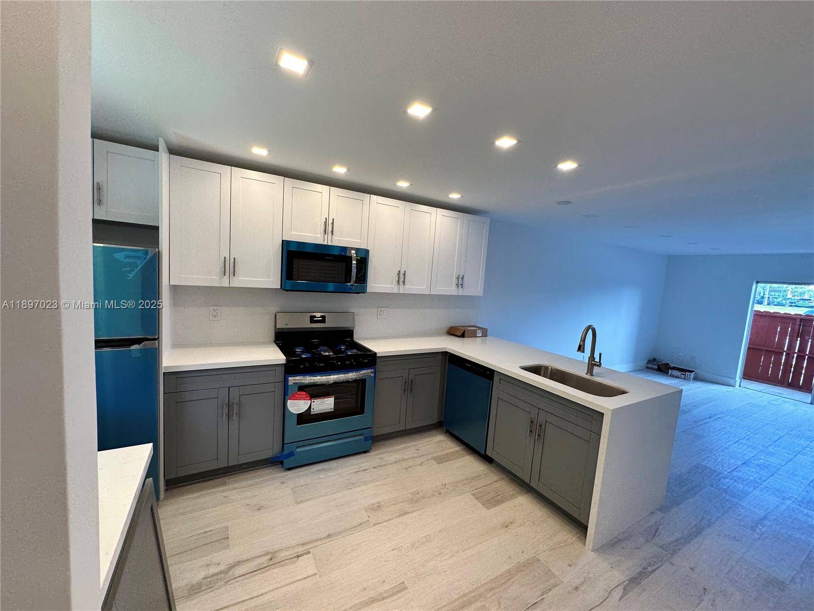 Welcome to Unit 906 at Villas of Pinecrest a beautifully remodeled 1 bedroom, 11 2 bath condominium offering 740 sq ft of sleek, updated living in a gated community.