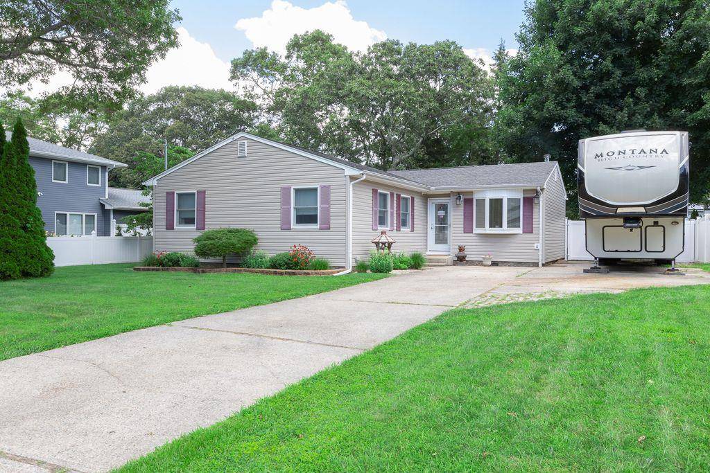 Welcome to this sought after Manor Park neighborhood in the ESM School District.