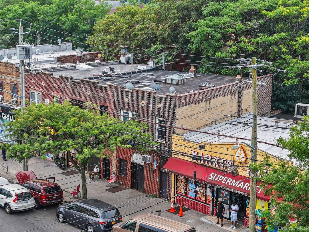 Opportunity Knocks ! Calling all savvy investors Developers 20x64 built brick mixed use nestled in burgeoning Jamaica.