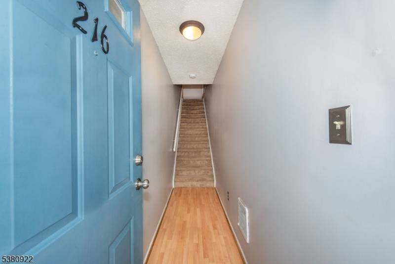 BEAUTIFUL END UNIT ! GORGEOUS NEW KITCHEN, STAINLESS STEEL APPLIANCES, WALNUT CABINETS, NEUTRAL COLOR PALETTE THRU OUT, SPACIOUS PRIMARY BEDROOM, FRESHLY PAINTED, 2 DOUBLE CLOSETS.