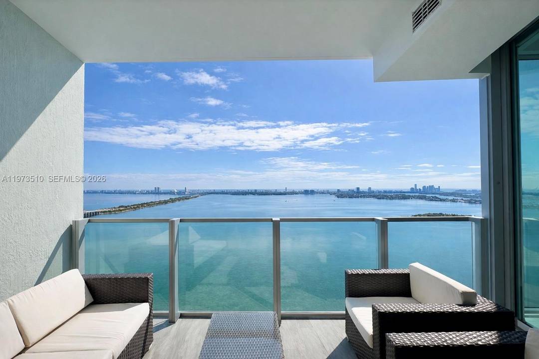 Wake up above the water. Arrive in complete privacy via your private elevator, opening into an exclusive foyer, an immediate statement of sophistication.