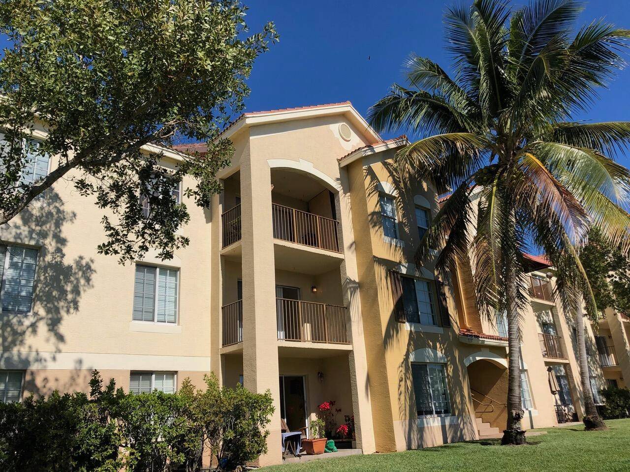 Beautiful and Spacious, Corner Lot 3 bedroom, 2 baths, 1300 sqft with Amazing lake views from the balcony.