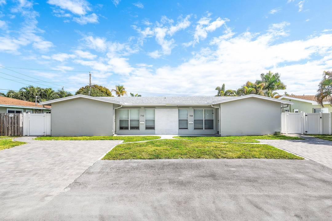 Fully renovated duplex located east of Federal Highway in Pompano Beach.