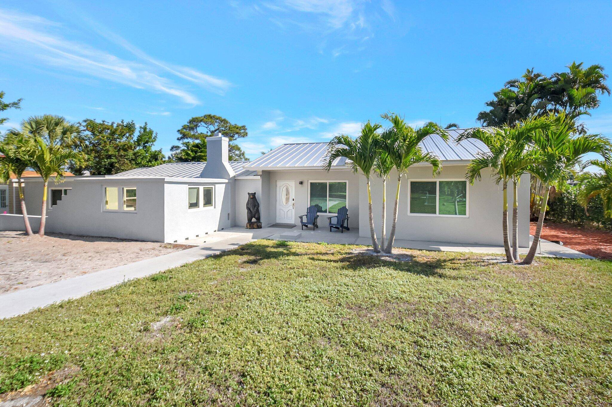Unveil your own private lakeside retreat on the coveted shores of Lake Osborne in Palm Beach !