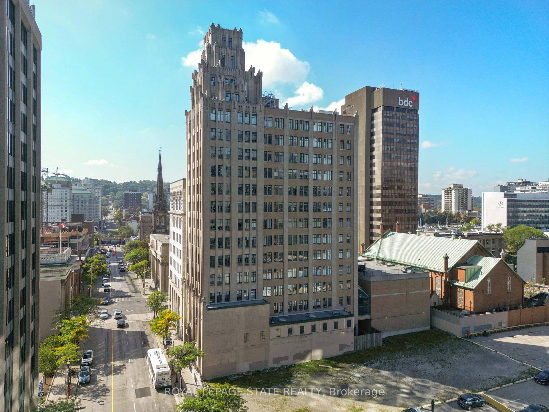 Spacious 1 bedroom corner unit located right in the heart of downtown in the Pigott building.
