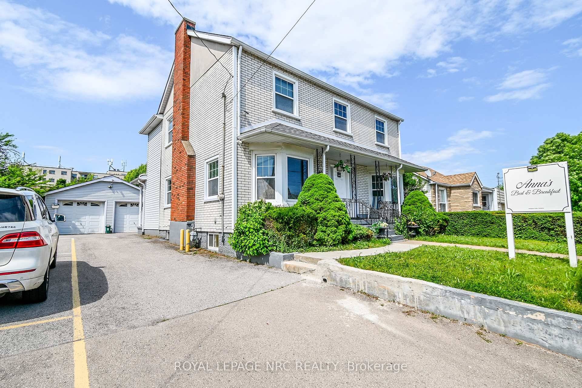 Welcome to Annas Bed amp ; Breakfast a licensed B amp ; B in the heart of Niagara Falls, just a 15 minute walk to the Casino and Horseshoe Falls.