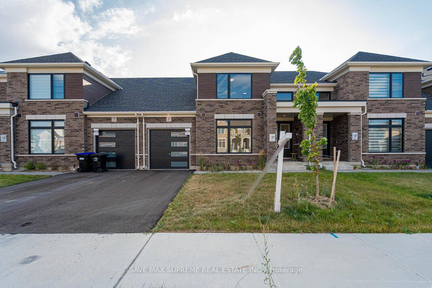 Welcome to this stunning 3 bedroom, 3 bathroom executive townhouse, offering an expansive 2, 000 sq.