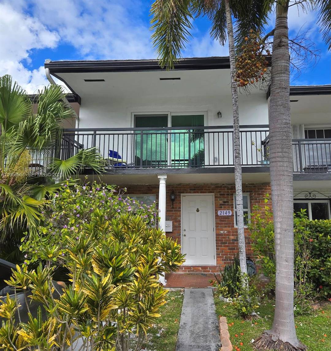 AMAZING TOWNHOUSE in an unbeatable location Live the sought after San Souci Lifestyle in this spacious 2 bedroom, 2.