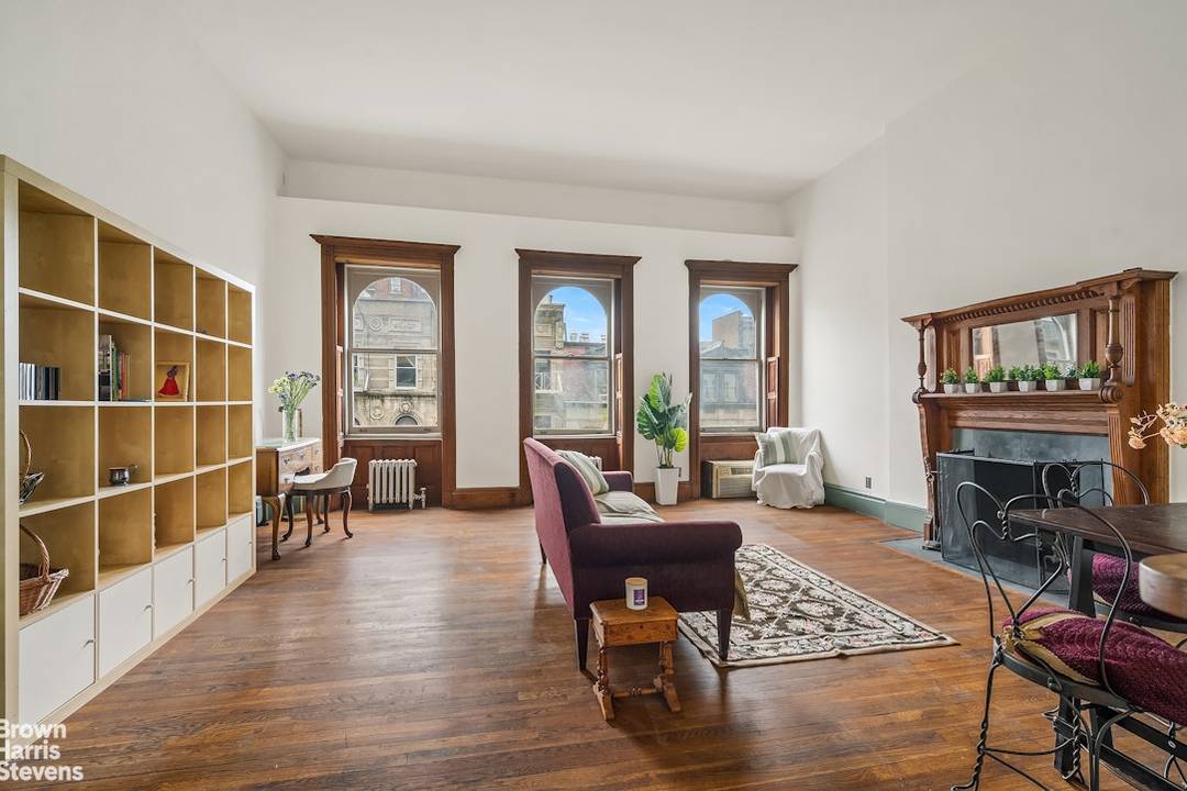 Penthouse Duplex With Private Roof Terrace Enchanting from the very first moment, this penthouse duplex is perched atop a historic 1890s brownstone co op, offering a rare blend of architectural ...