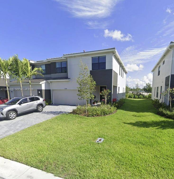 Contemporary townhouse in the gated community of Saddlewood