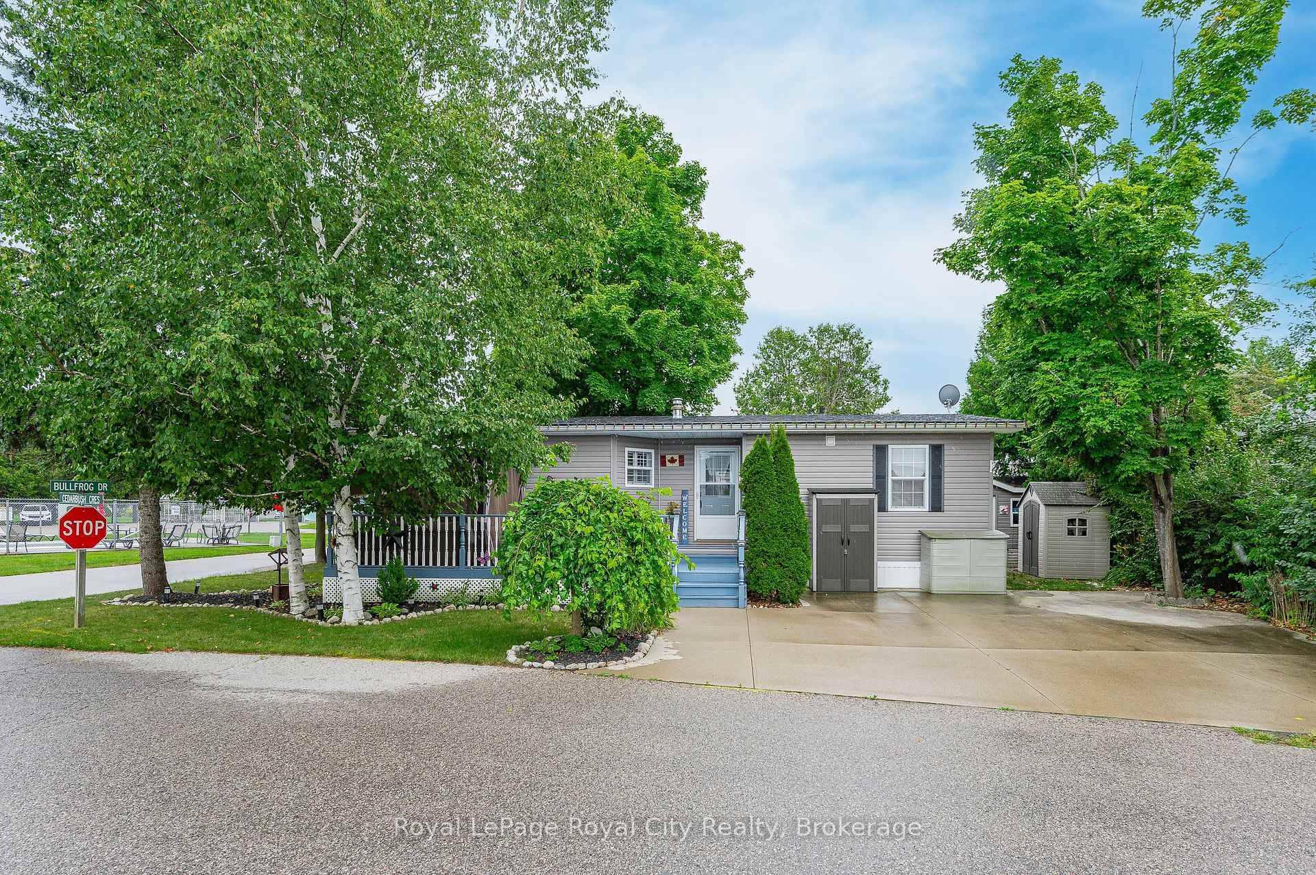 Welcome to your dream home in Mini Lakes, a serene and idyllic community !