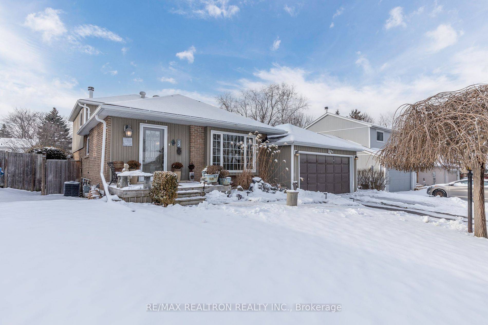 Beautiful 3 1 Bed 3 Bath Family Home situated in the highly coveted neighbourhood of Holland Landing on a Fully Fence Private 54.