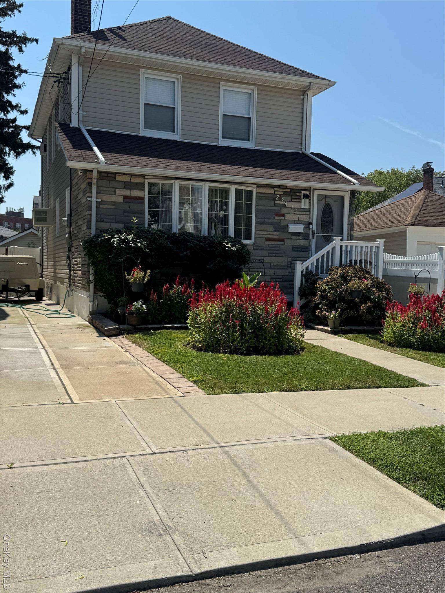 Charming Single Family Home in Prime Queens Village Location Welcome to your dream home !