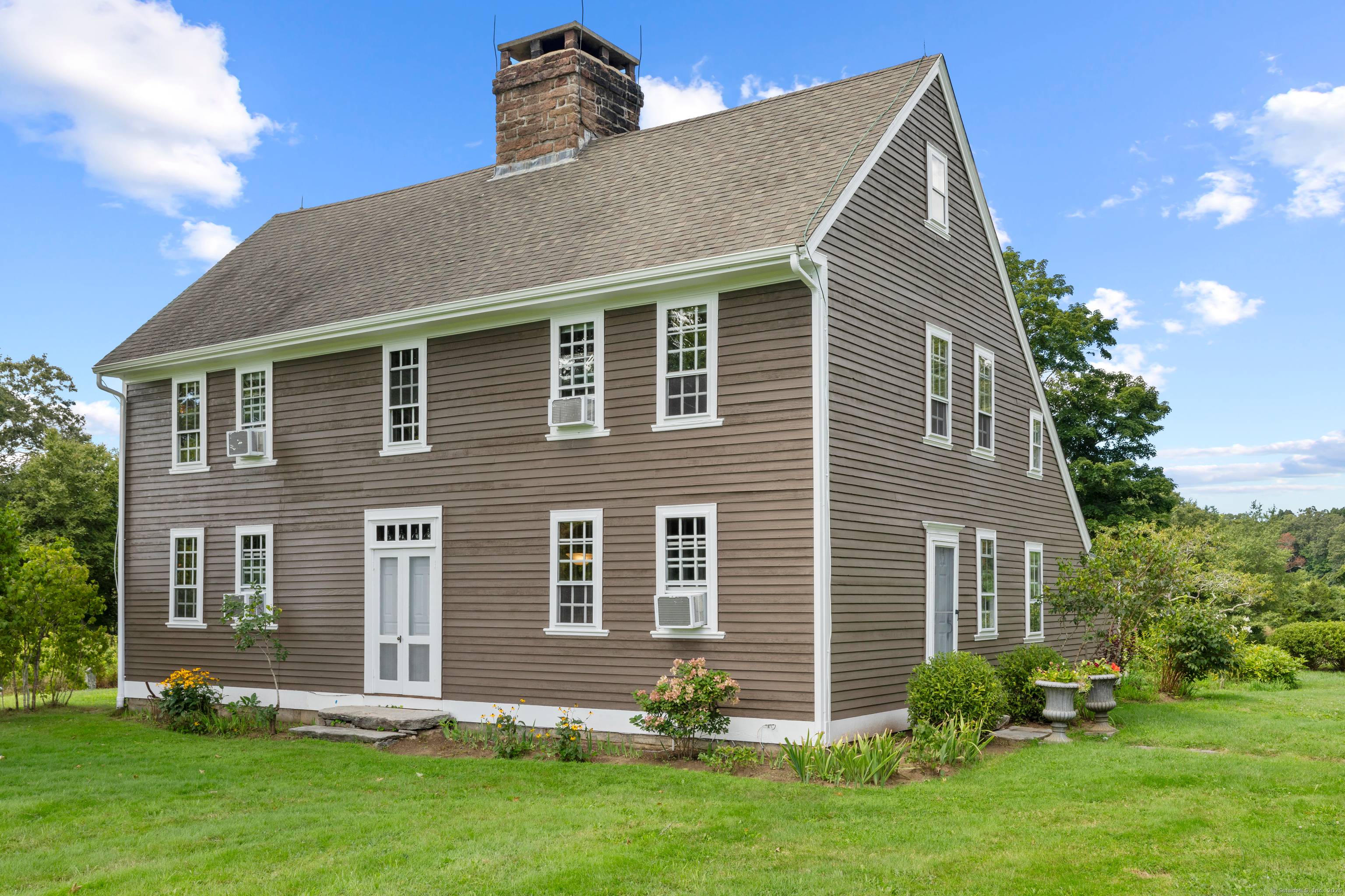 Discover a rental like no other where privacy and convenience delightfully collide !
