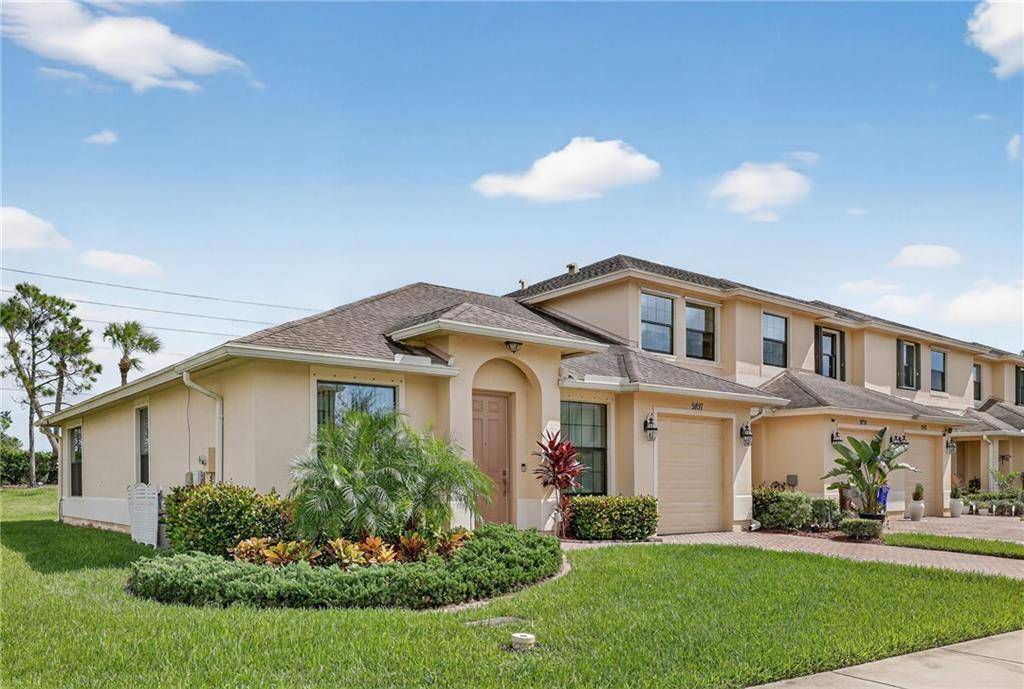 Meticulous 3BR 2BA villa in a sidewalk community.