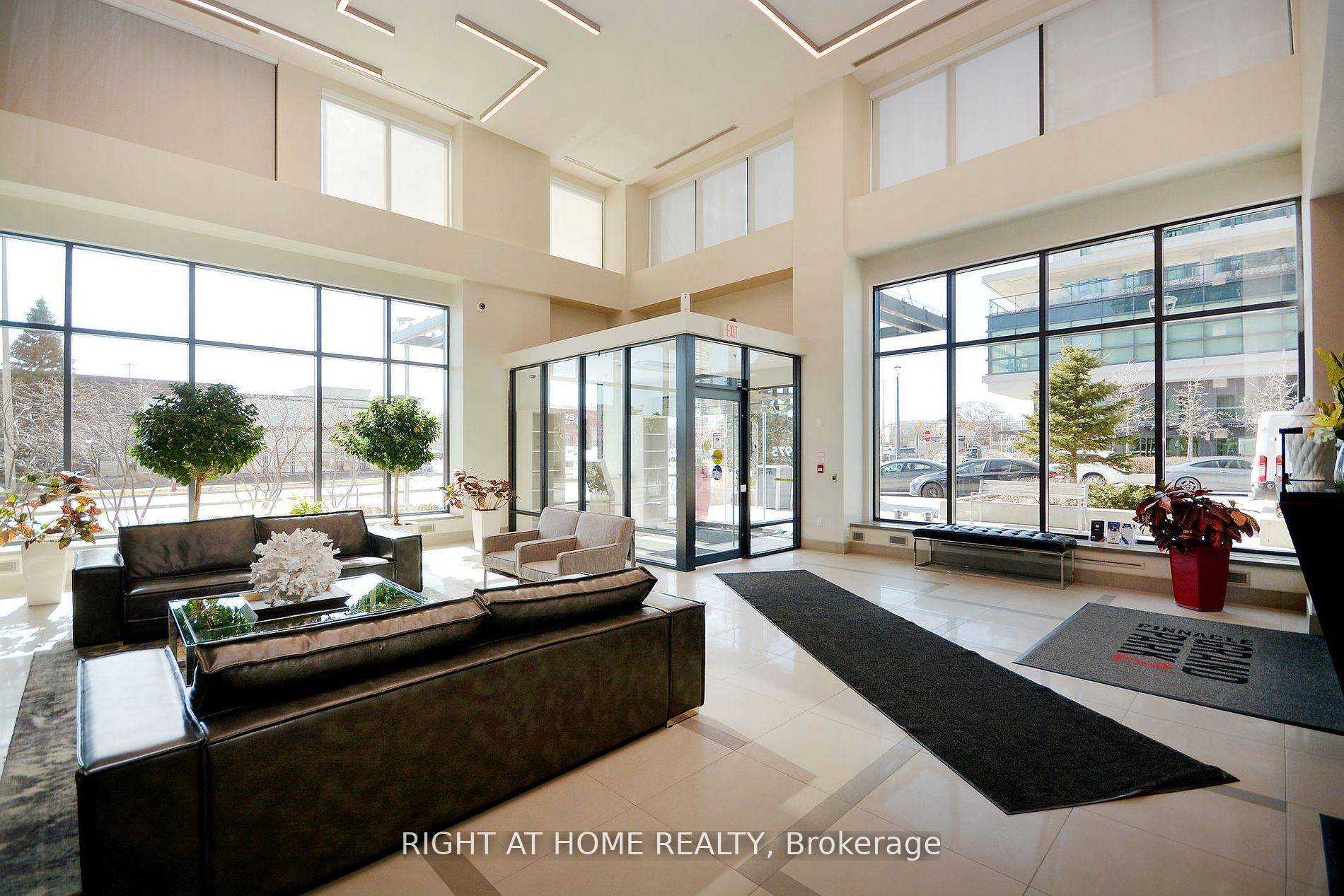 Exceptional one bedroom den in one of Mississauga's best buildings This unit is the largest one bedroom model in the building 668 square feet, plus 47 square foot balcony Gorgeous ...