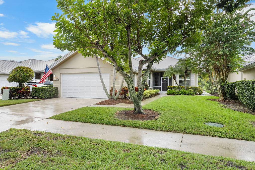 Luxurious Lakefront Living in The Meadows of Palm City !