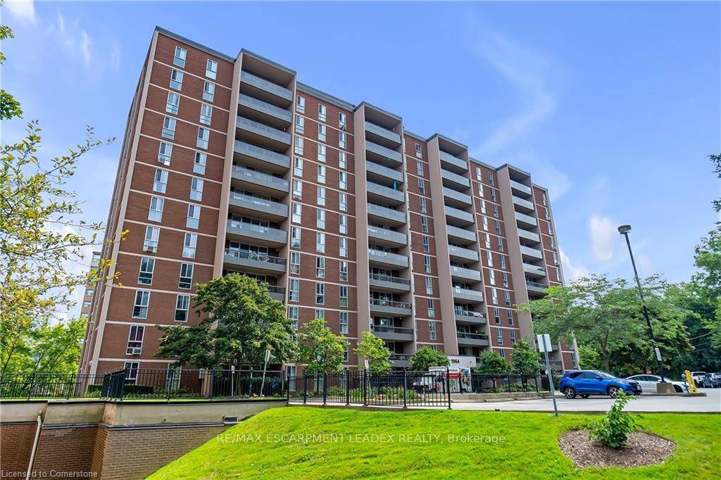 Spacious 3 bedroom unit featuring a large balcony with stunning escarpment views.