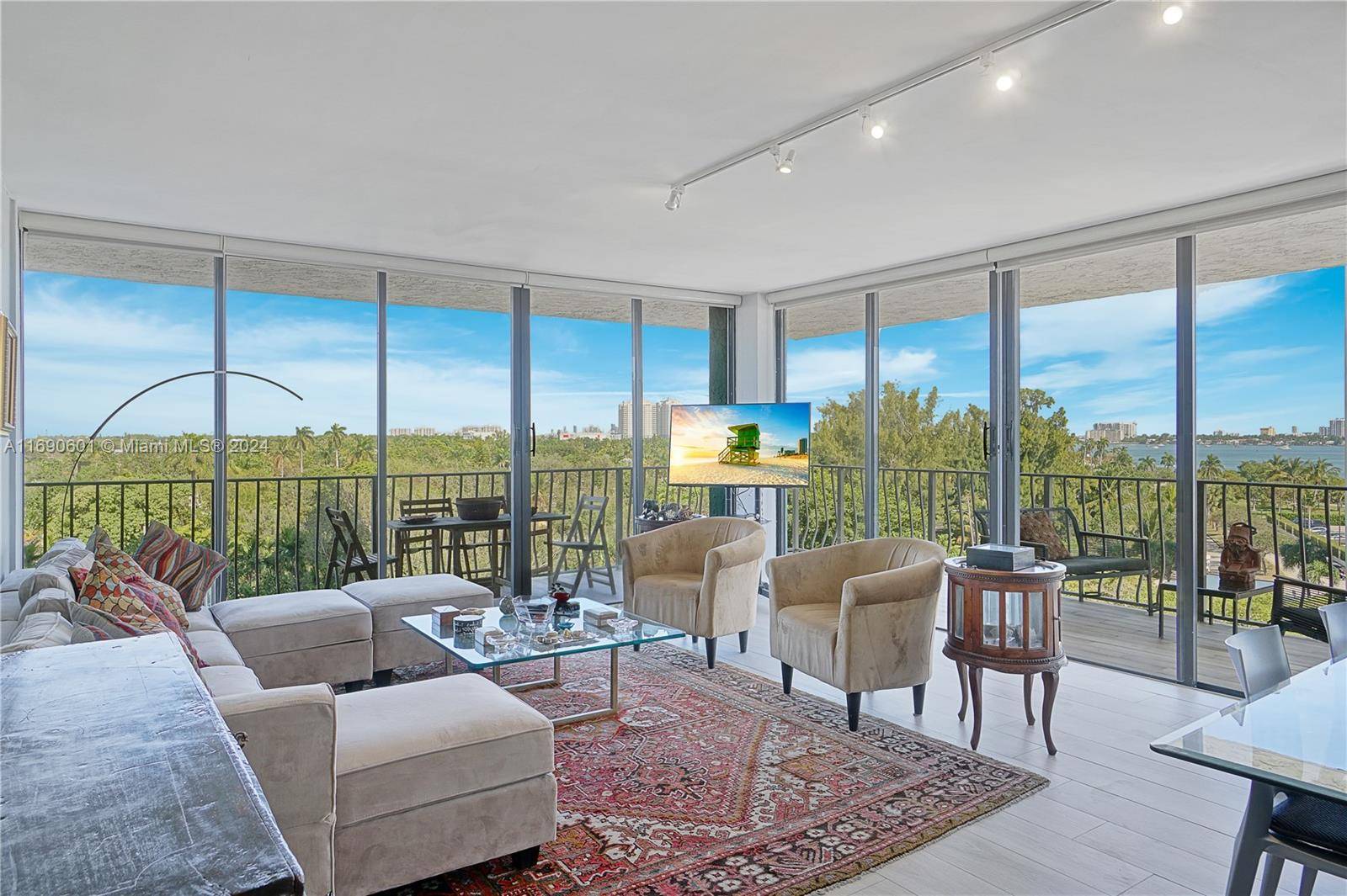 GORGEOUS 2 2 CORNER UNIT, BAY VIEWS.