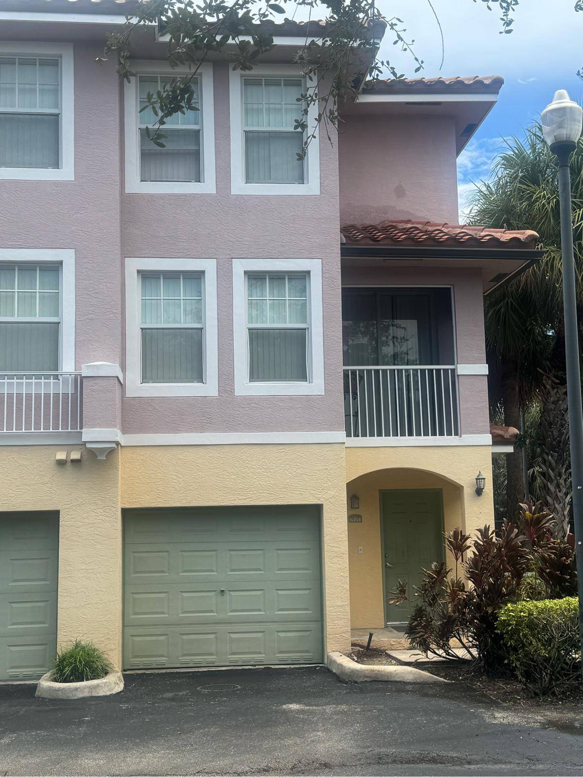 Enjoy resort style living in these 3 stories, 2 2 and a half bat with attached 1 car garage Townhouse in sought after gated Cypress Pointe.