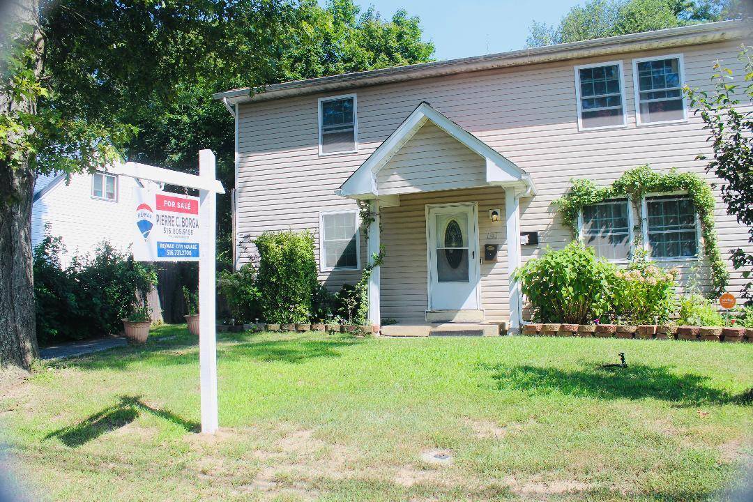 This is beautiful home, featuring 6 bedrooms, 2 full baths, good for a large family to enjoy.