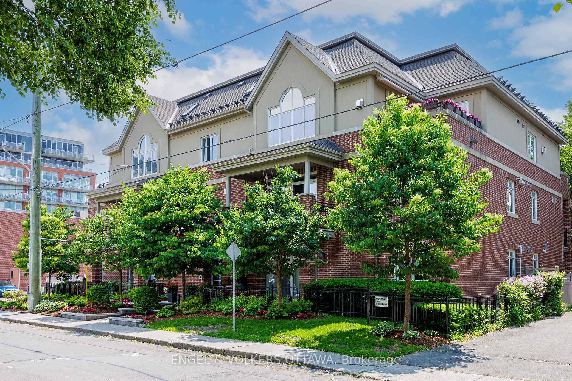 Welcome to 105 400 McLeod Street, a warm and inviting 1 bedroom plus den condo right in the heart of Centretown.