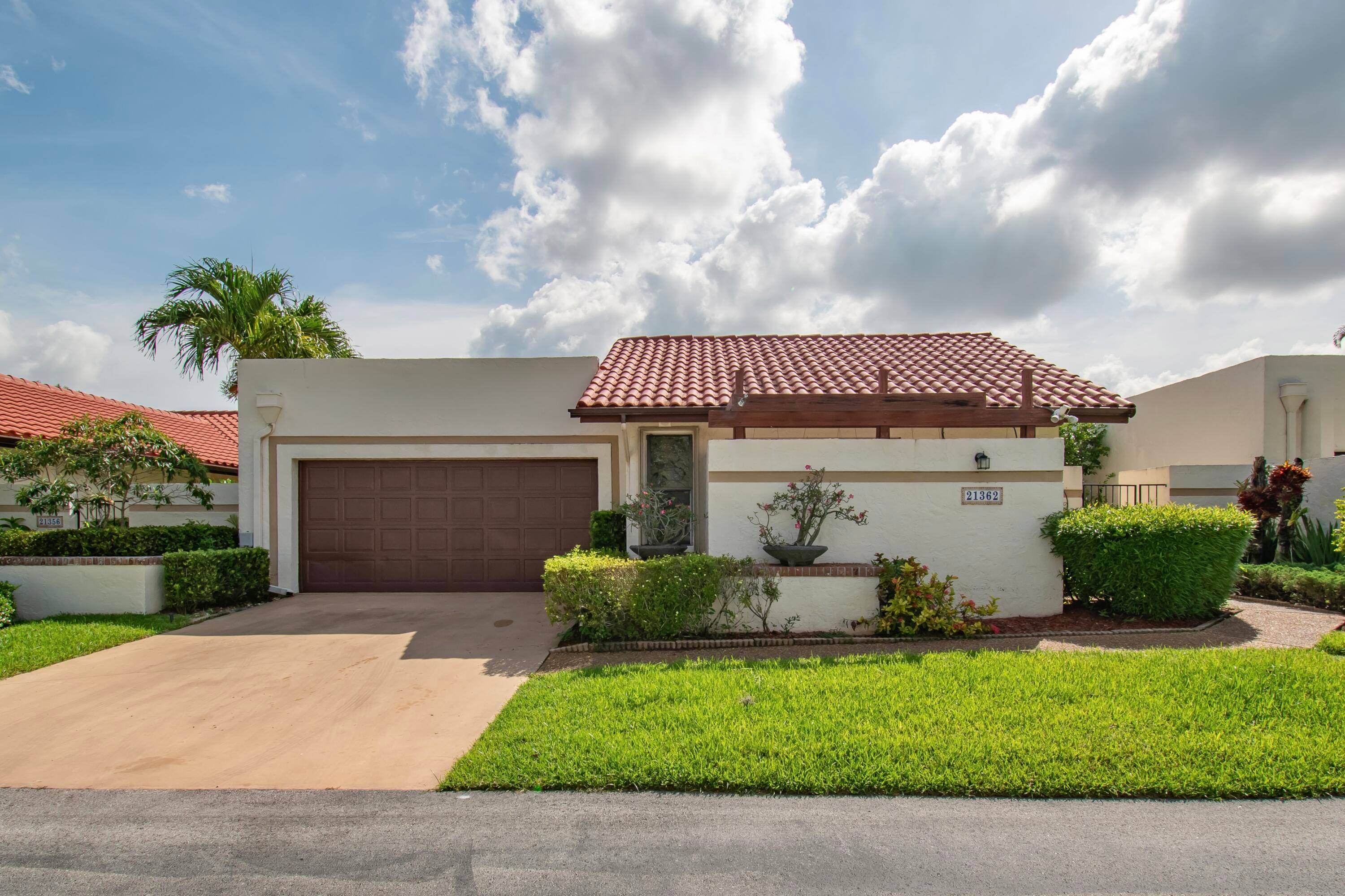 Located in the highly sought after Pradera community, close to the Town Center Mall, great restaurants and beach.