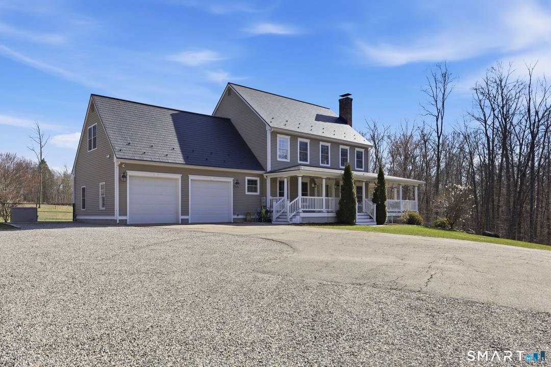 Welcome to country living with all the amenities at Silver Sail Farm !