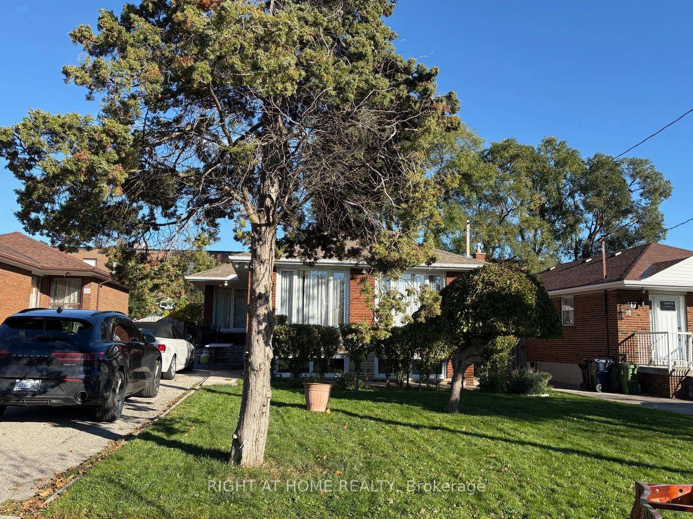 WHOLE HOUSE Beautifully renovated 3 bedroom 1, 2 bathroom in law suite bungalow located in the desirable Wexford Maryvale neighbourhood.