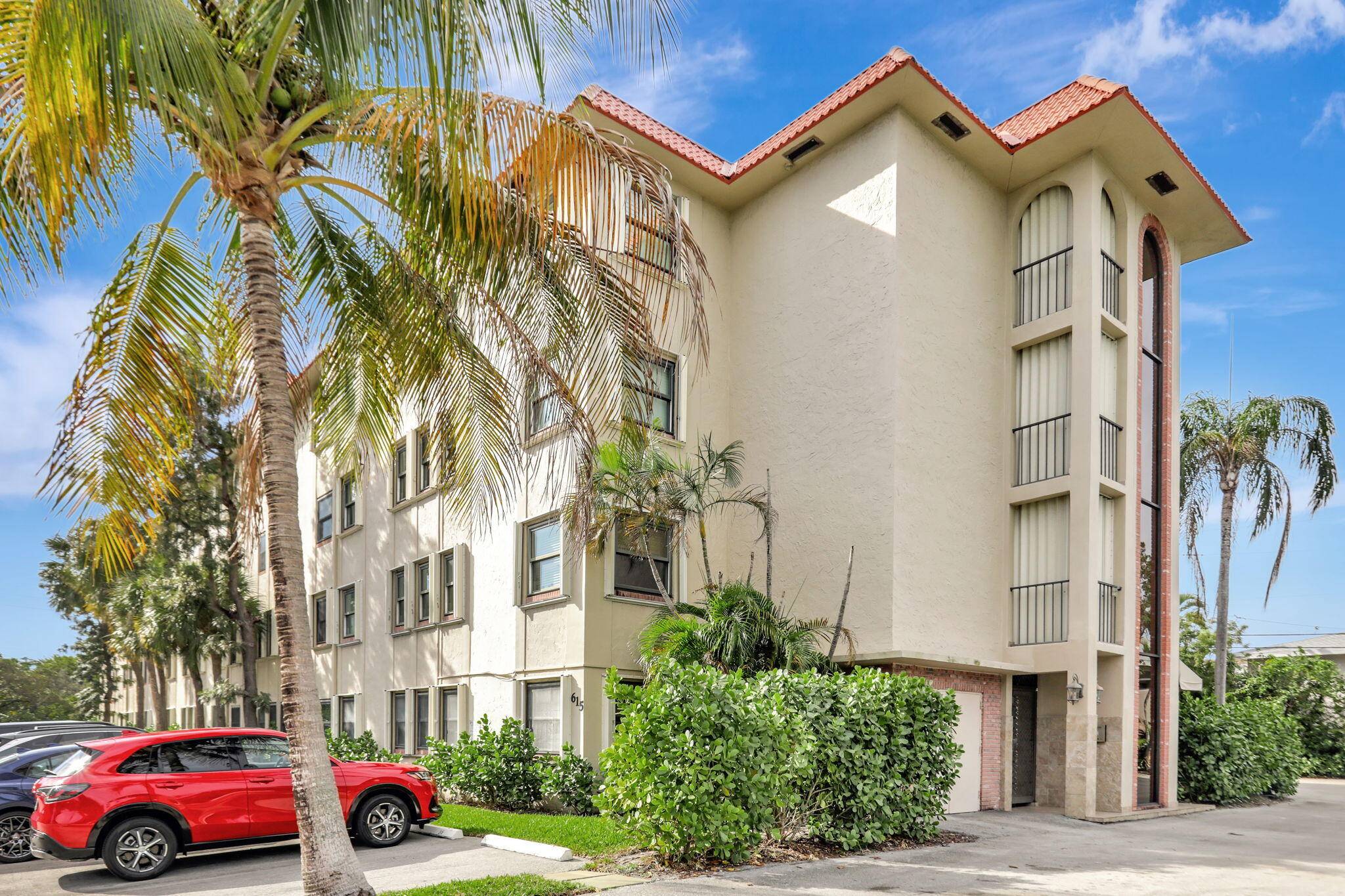 Welcome to this 1 bedroom, 1 bathroom condo, ideally situated just steps from the serene beauty of Holiday Park and minutes from downtown Fort Lauderdale.