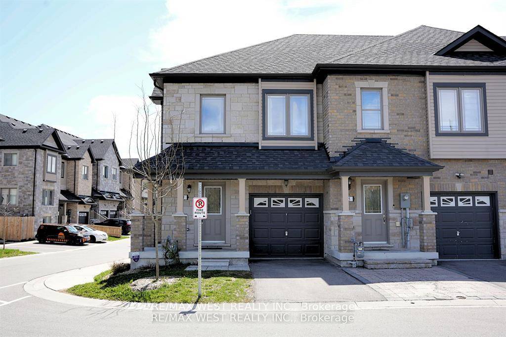 Welcome To This Bright End Unit Townhome Located In Barrie's Highly Desirable Ardagh Bluffs Community !