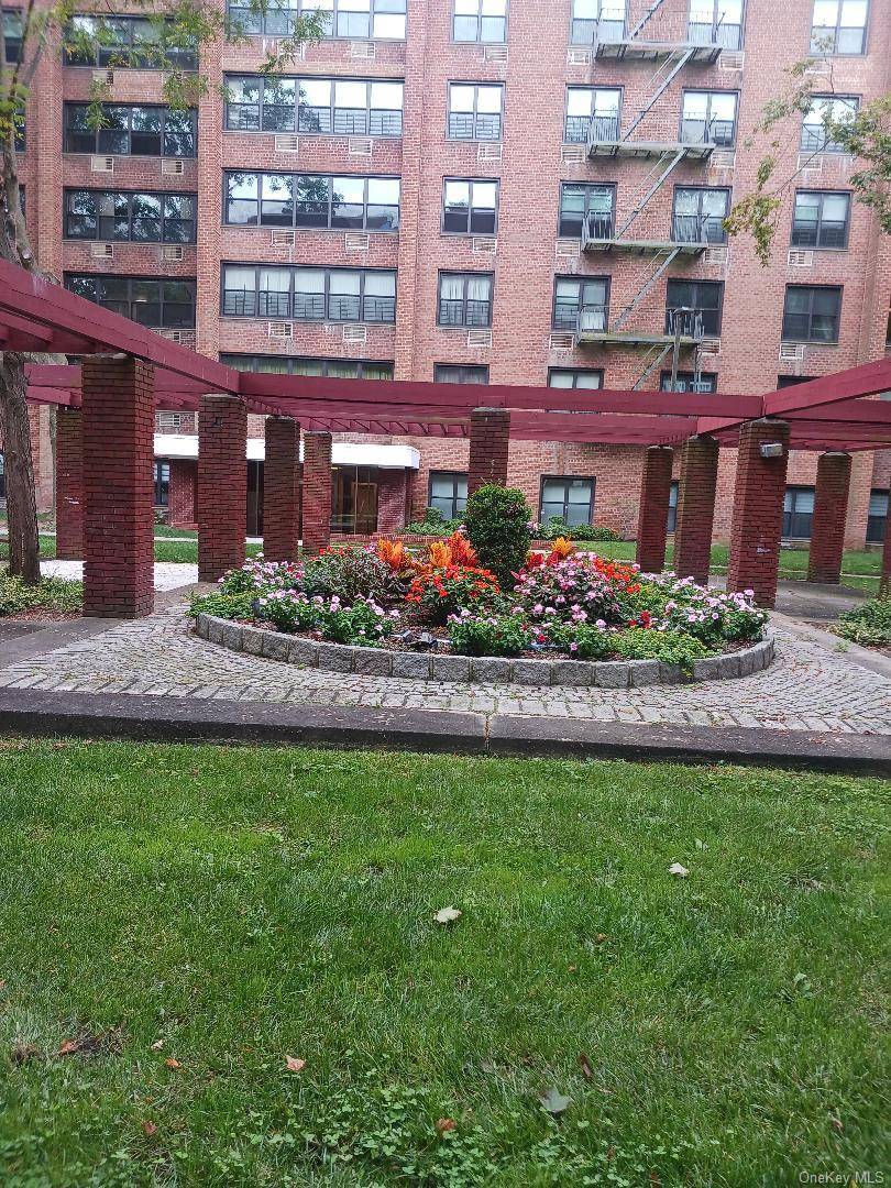 SPACIOUS TWO BEDROOM TWO BATH APARTMENT 12OO SQ.