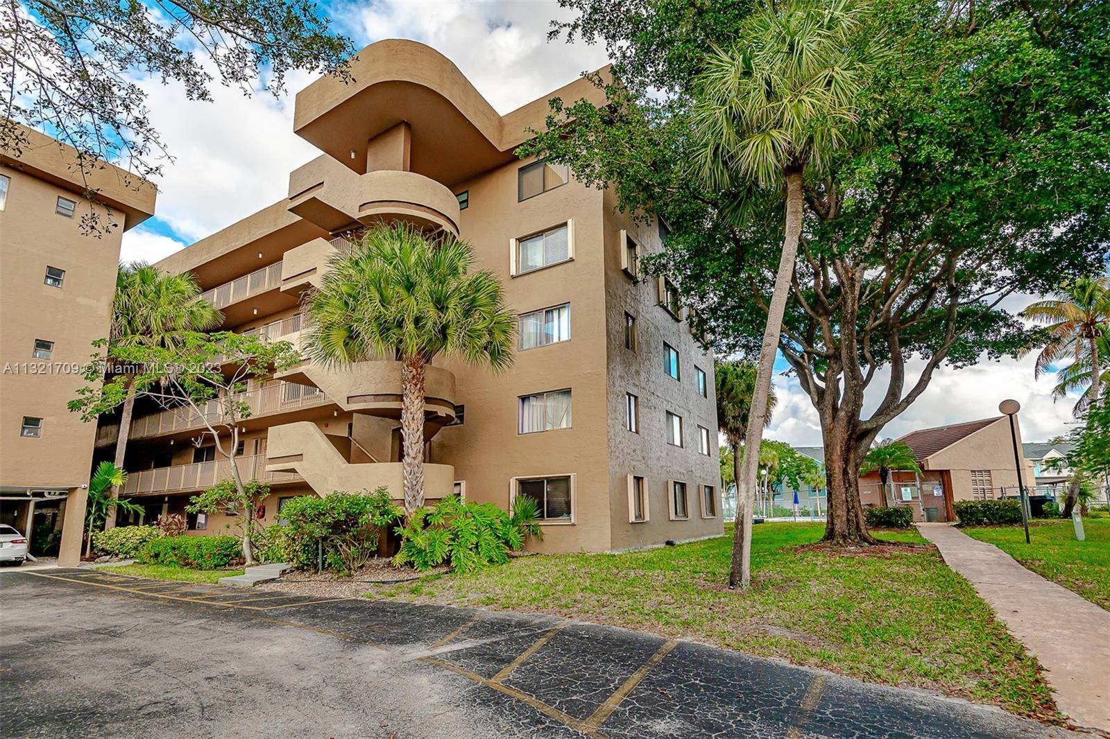 BEAUTIFUL AND SPACIOUS CONDO LOCATED IN THE HAMPTONS WEST, A GATED AND WELL MAINTAINED COMMUNITY IN NORTH LAUDERDALE.