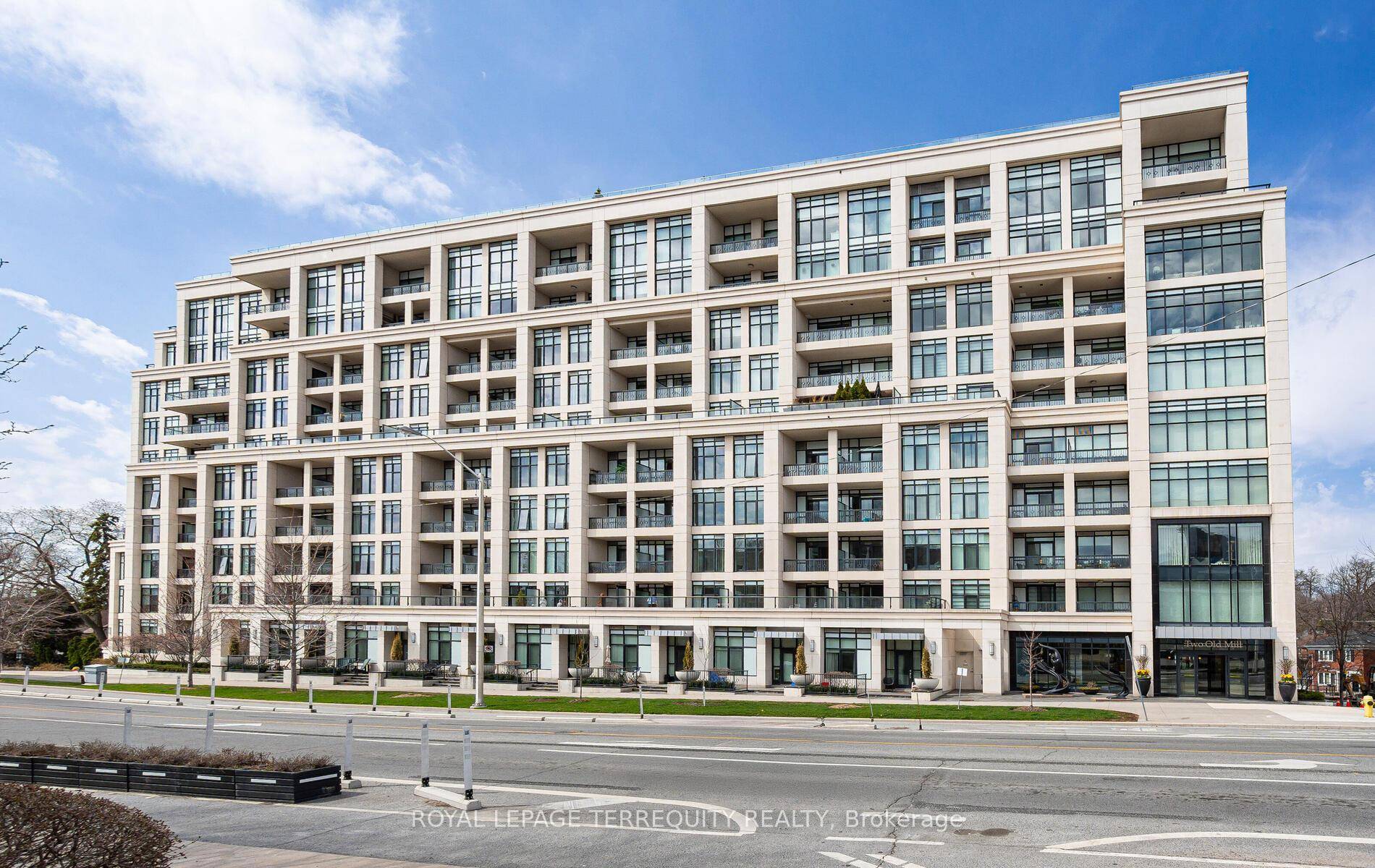 Stunning unit in TRIDEL's luxury boutique Diamond Collection is sure to impress !