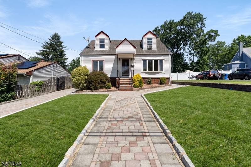 Charming Cape Cod with Flexible Living Space ?
