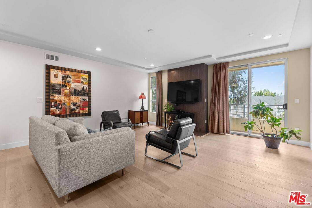 5525  W Olympic Blvd 2BR Hancock Park La