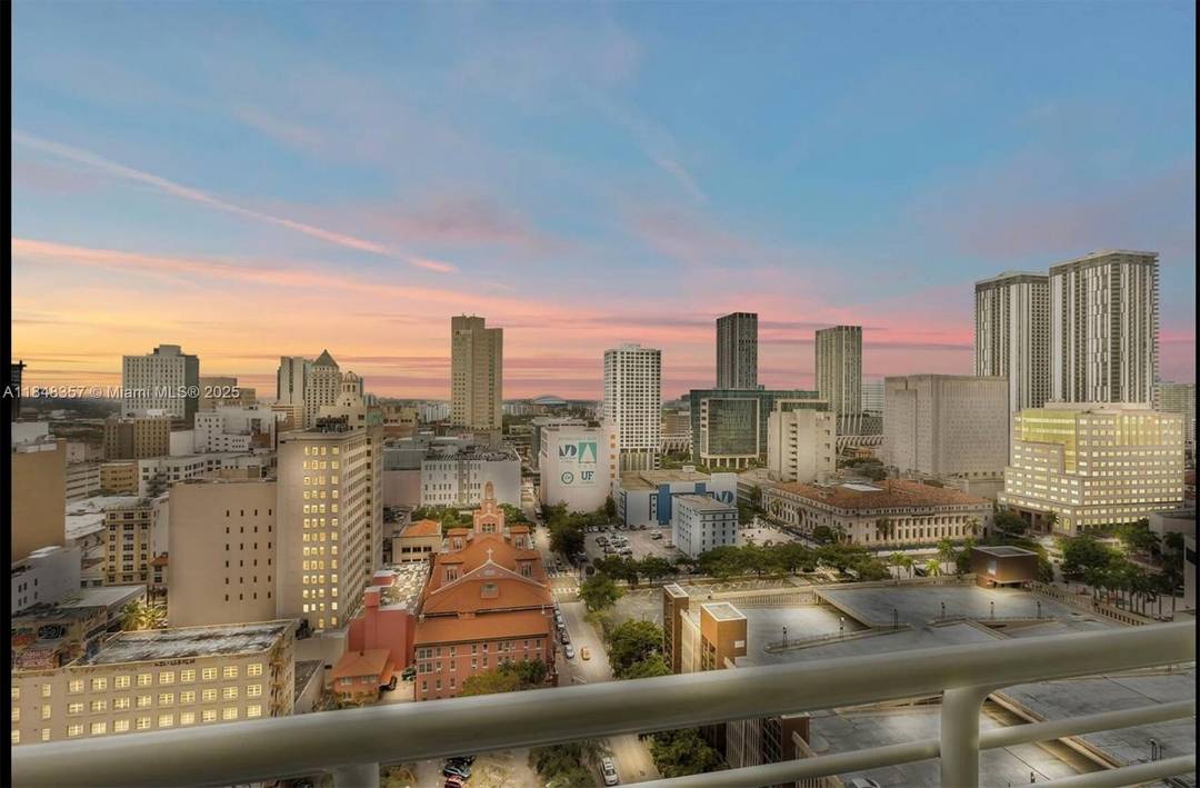 GREAT LOCATION IN DOWNTOWN !