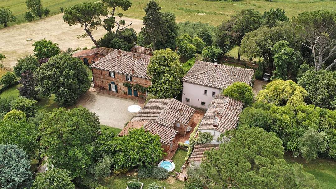 Hamlet For Sale In The Tuscan Countryside. Tuscan village for sale in Valdichiana near Arezzo. Fully restored tuscan hamlet with 10 bedrooms