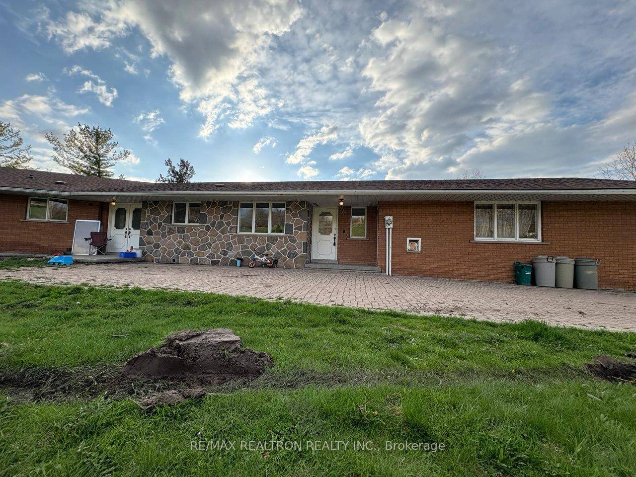 This spacious and clean 1 bedroom plus den walk out basement unit features a separate walkout entrance and is located in a highly desirable area near Weston Road and Highway ...