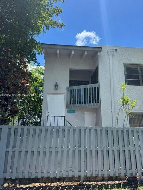 Freshly painted 3 Bed 2 Bath Corner unit at La Arboleda Village.