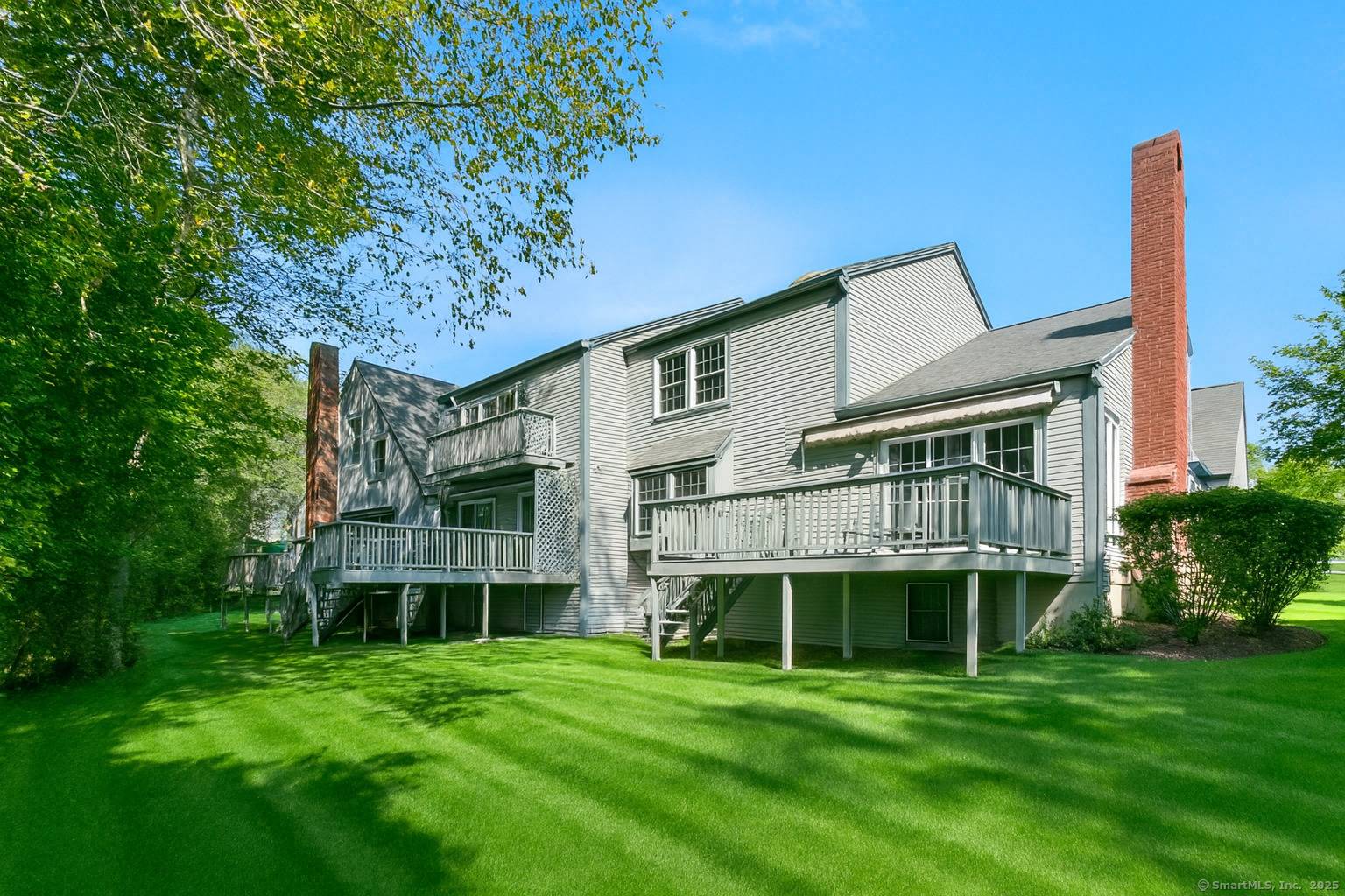 Gorgeous, remodeled end unit in sought after Woodfield Village !