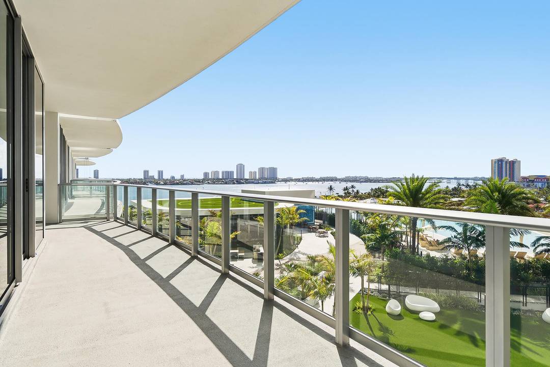 Experience waterfront living at the new Nautilus 220.