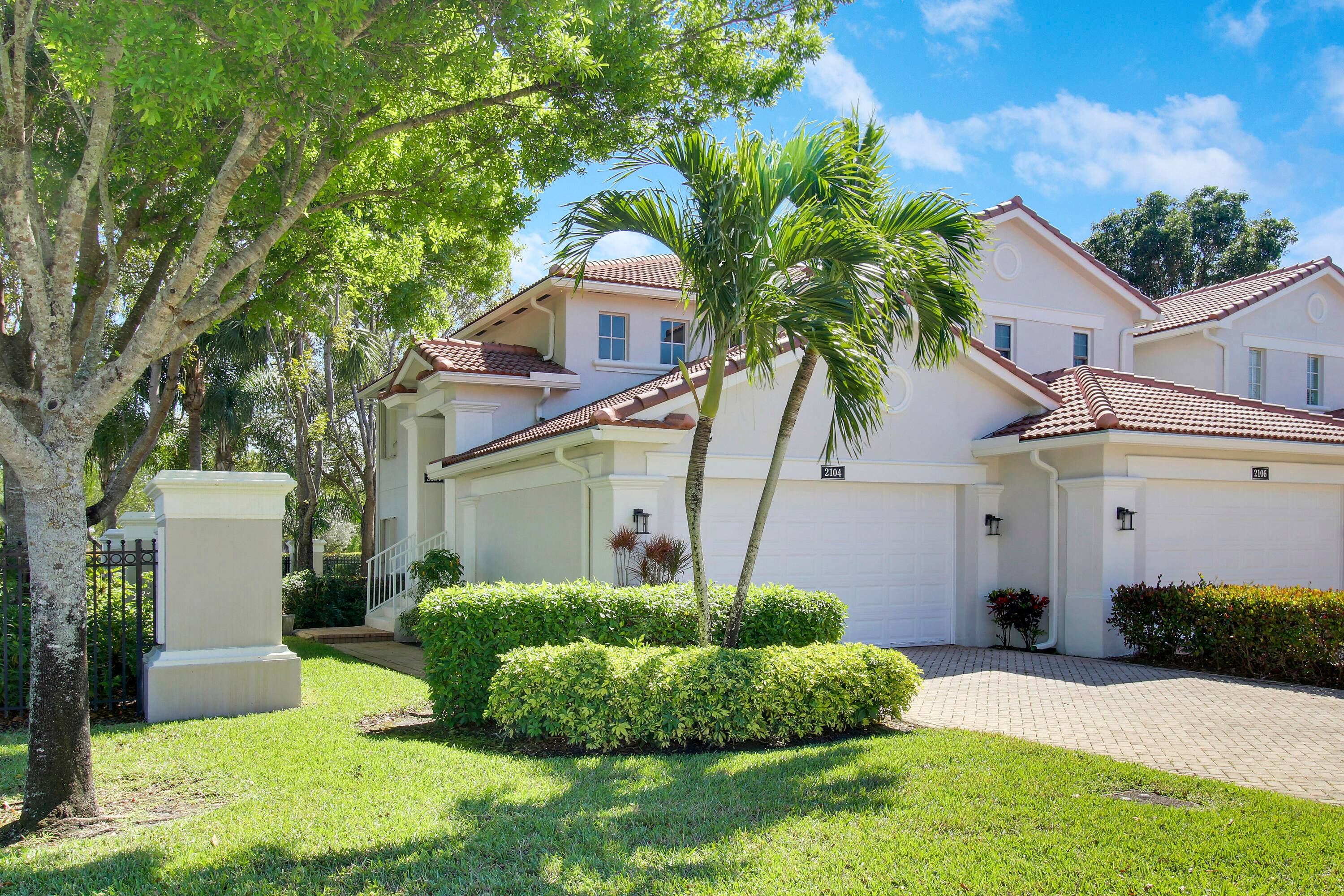 Nestled in one of Wellington's top 55 communities, this beautifully maintained corner unit offers comfort, convenience, and an unbeatable location !